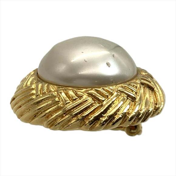 CHANEL Gold Pearl Earrings - Picture 4 of 7